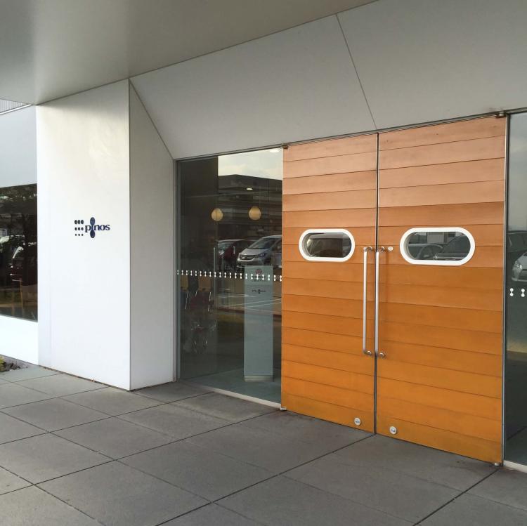 ピノスの正面入口はこちら