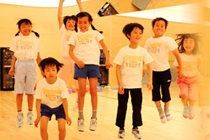 子供の好奇心と学習能力は非常に高いです。 笑顔が溢れて元気いっぱい！